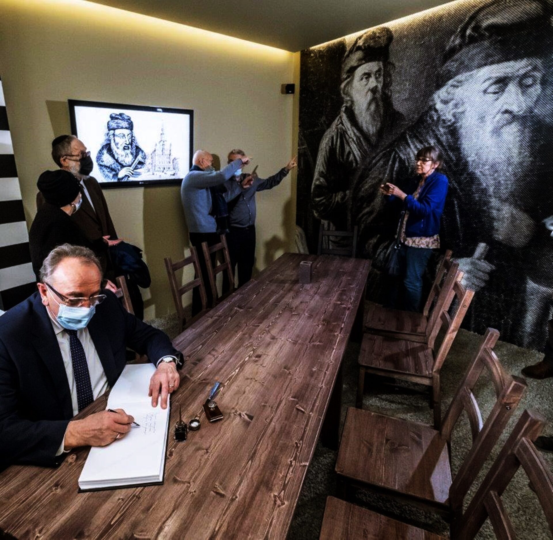 E. Matejko IZBA PAMIĘCI AKIVY EGERA/ projekt i realizacja wnętrza komemoratywnego w Wyższej Szkole Umiejętności Społecznych w Poznaniu, (pow. 25 m²) / patronat: Muzeum Archidiecezjalne w Poznaniu oraz Stowarzyszenie COEXIST / otwarcie odbyło się w ramach jubileuszowego XXV Dnia Judaizmu w Poznaniu (2022)
