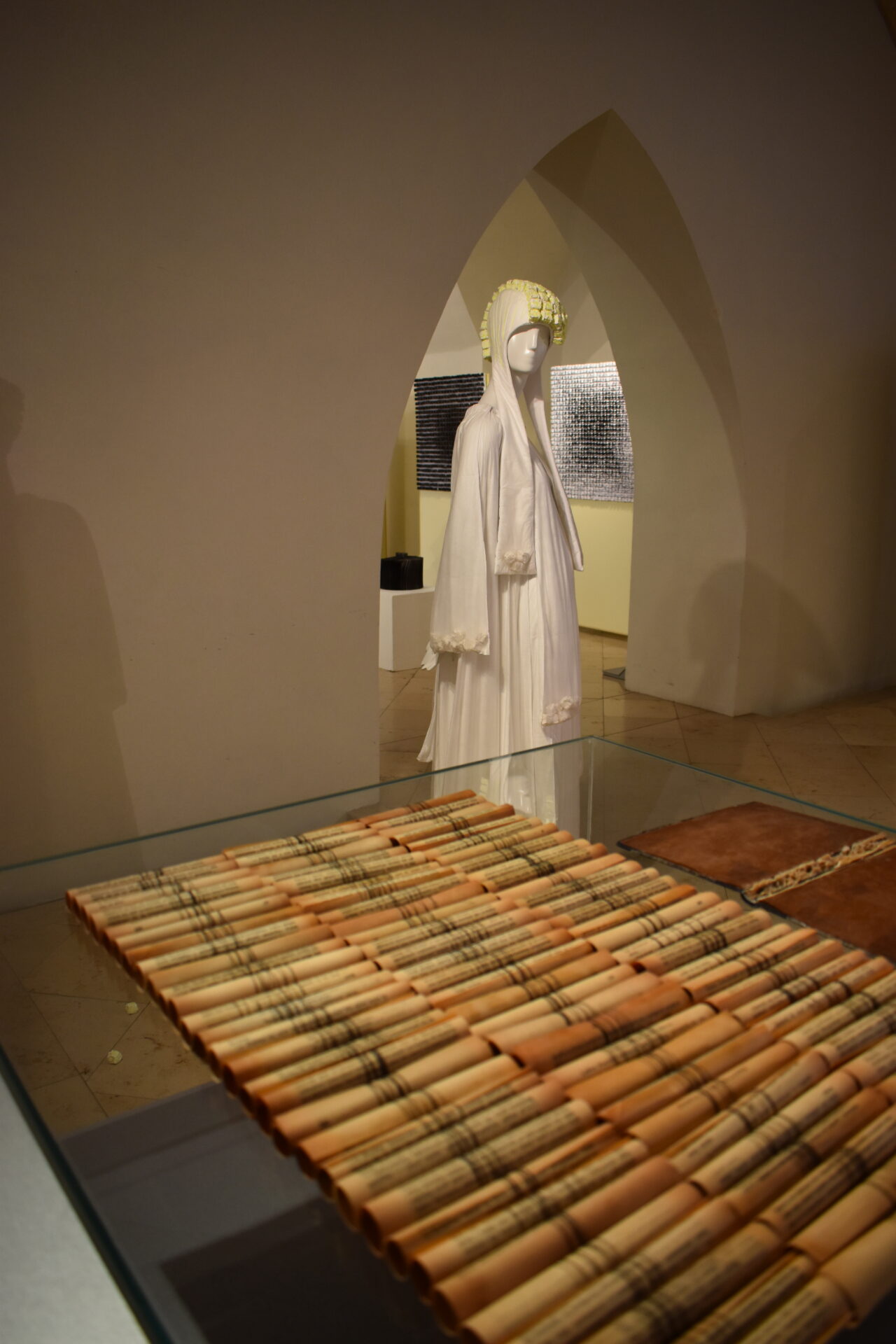 E. Mróz-Pacholczyk ,,KARTA [W] PAMIĘCI. CZŁOWIEK JAKO NOŚNIK”, wystawa indywidualna w ramach ,,Dni Kultury Polskiej w Brnie” / zaprezentowano 17 prac wykonanych w technikach własnych: obrazy, obiekty, formy ubioru / Galeria Krużganek Nowego Ratusza, Brno, Czechy (2025)