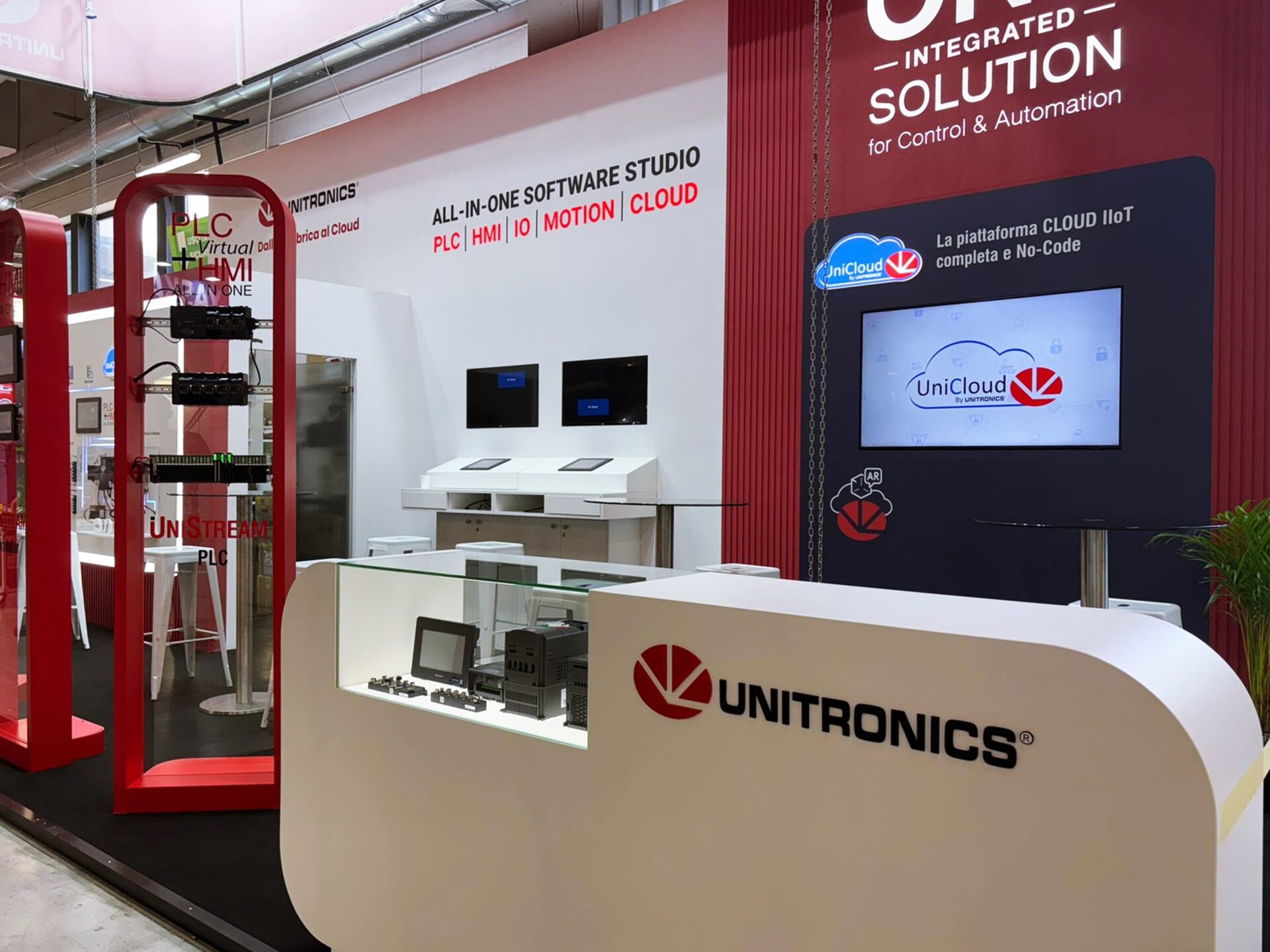 R. Rzadkiewicz STOISKO TARGOWE firmy Unitronics / zrealizowany projekt koncepcyjny i wykonawczy stoiska wielkości 36m² / prezentacja w ramach Targów Smart Production Solutions Italia 2025 / Parma, Włochy