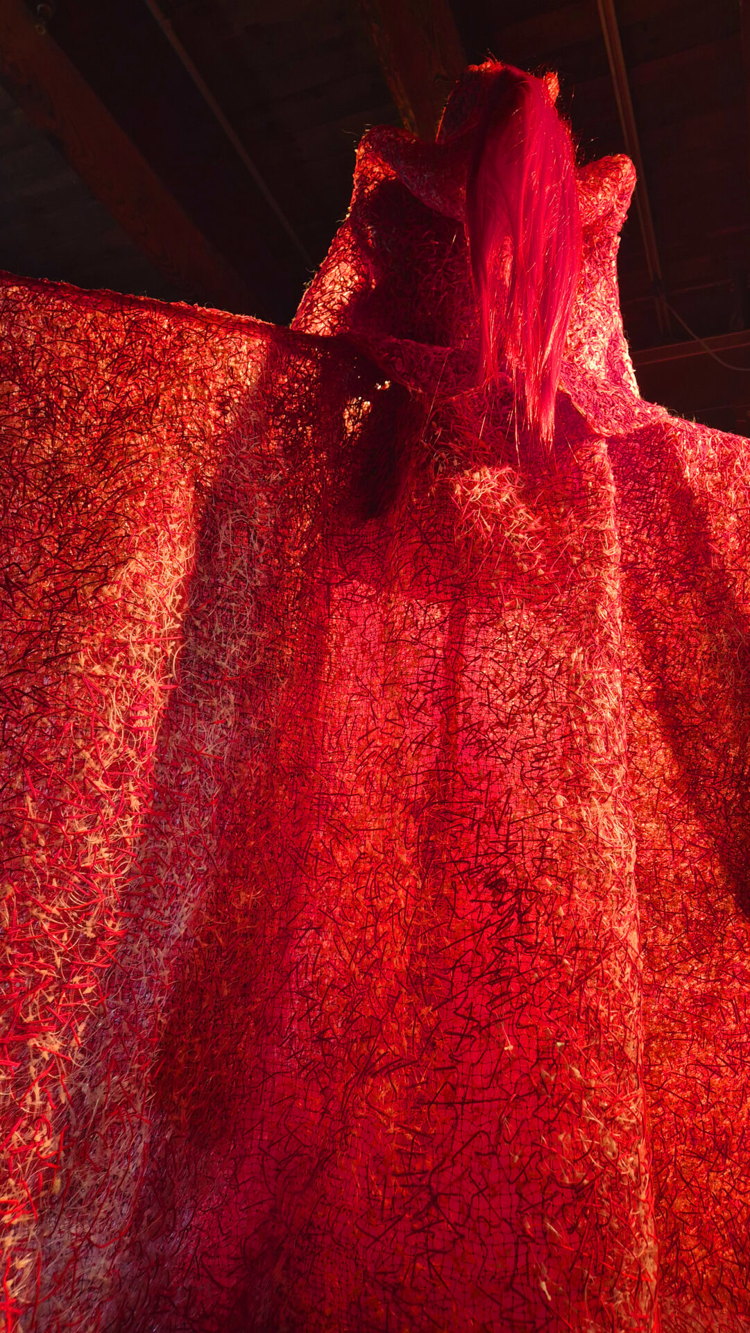 S. Chorążyczewska ,,GRA W CZERWONE’, obiekt strukturalny ubioru, rzeźby / technika własna:  haft ręczny, lustra jako plansza z napisami (tak, nie) sugerująca grę / wystawa INSPACE-EXSPACE z okazji 20-lecia kierunku Scenografia / Słodownia +1, Stary Browar, Poznań (2024)