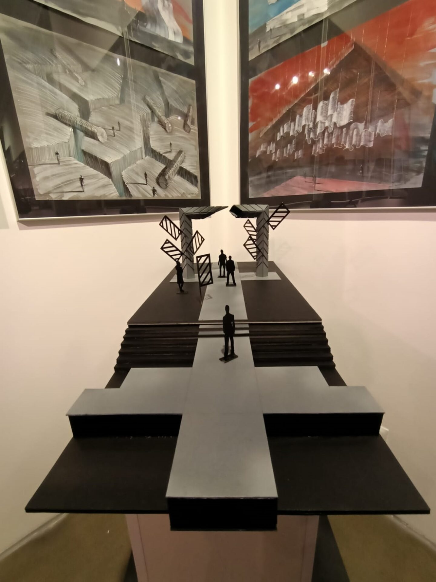 widok wystawy "BOHDAN CIEŚLAK. SFERY" / wystawa indywidualna: 105 rysunków w technikach mieszanych o wymiarach arkuszy A2, A3, A4 oraz 6 przestrzennych modeli scenograficznych w skali / kurator: Wojciech Łuka / XLIX edycja Tyskich Spotkań Teatralnych / Miejska Galeria Sztuki OBOK w Tychach (2023)