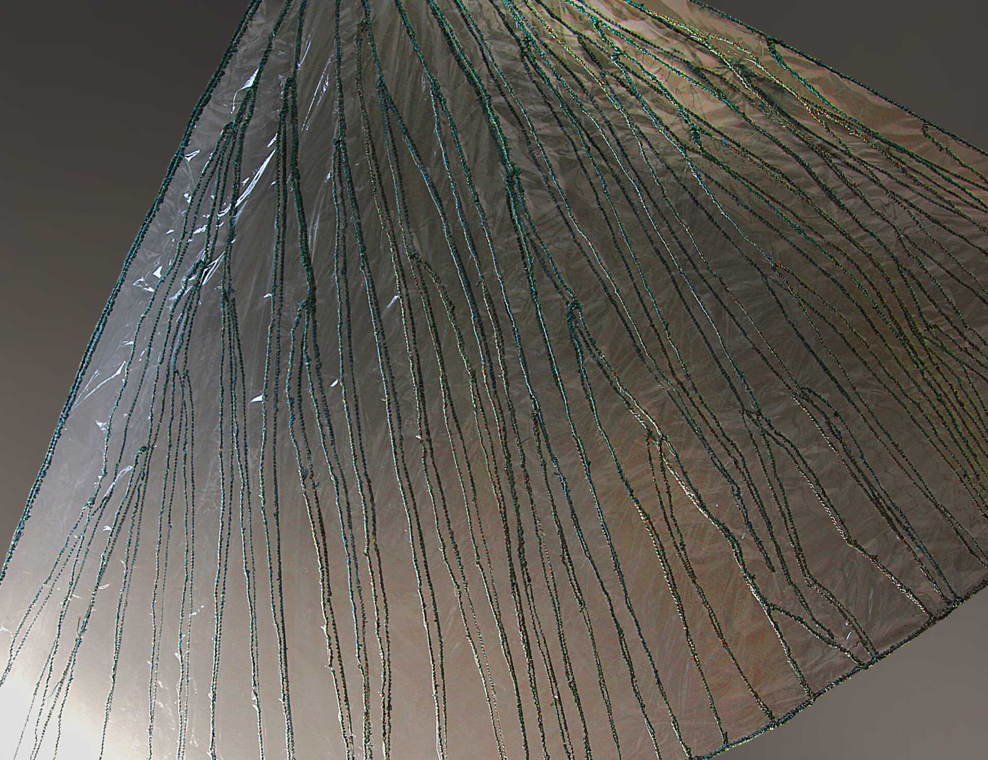 P. Kiełpiński ,,KONSTRUKCJA LUSTRZANA”/ praca pochodząca z cyklu ,, Obiekty autonomiczne”, obiekt tkacki o wym. 200x200x50cm, materiał: folia pvc, wiskoza / premierowa prezentacja na wystawie ,,MATERIAL THINKING / MYŚLENIE MATERIĄ (POLAND-UKRAINE)” / Galeria Prom Kultury, Saska Kępa, Warszawa (2022)