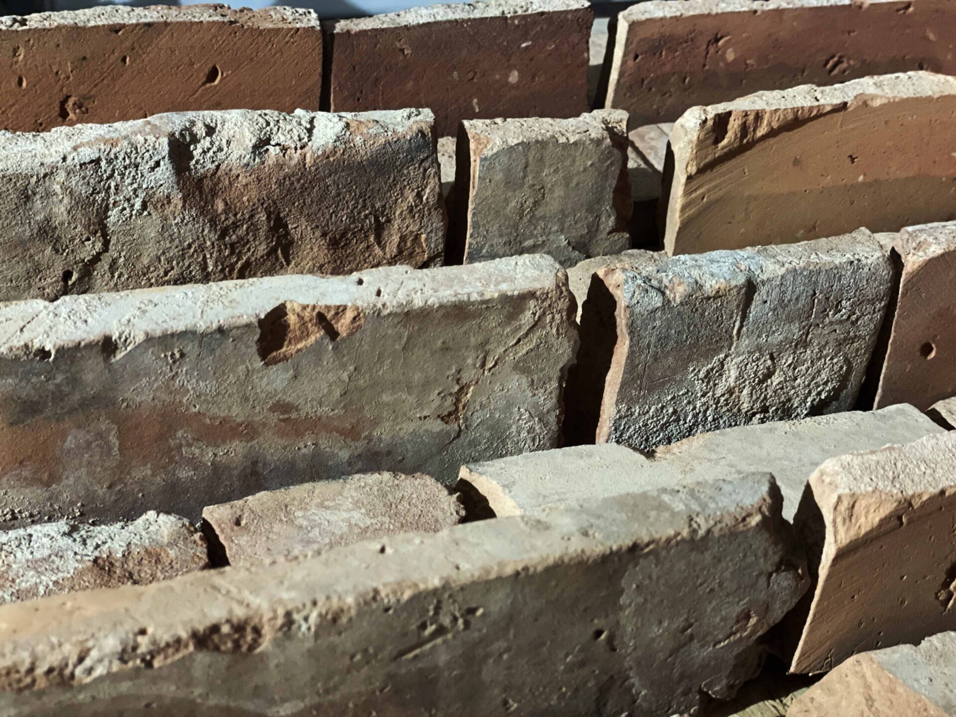 N. Kliśko-Walczak ,,ZEROWASTE_TEXTURE_2_22. POWSTAŁE Z RUIN” / struktura przestrzenna, cegła (wypalana glina), format: 45 x 120 cm/praca zaprezentowana premierowo na wystawie pt. ,,MIŁOŚĆ I SOLIDARNOŚĆ ─ SYNTEZA”, w ramach festiwalu POZNAŃ ART WEEK (PAW) / kuratorzy: M. Bieczyński, E. Cieśla-Jarzębowska, R. Gruszewski / Galeria Słodownia +1, Stary Browar w Poznaniu (2022)