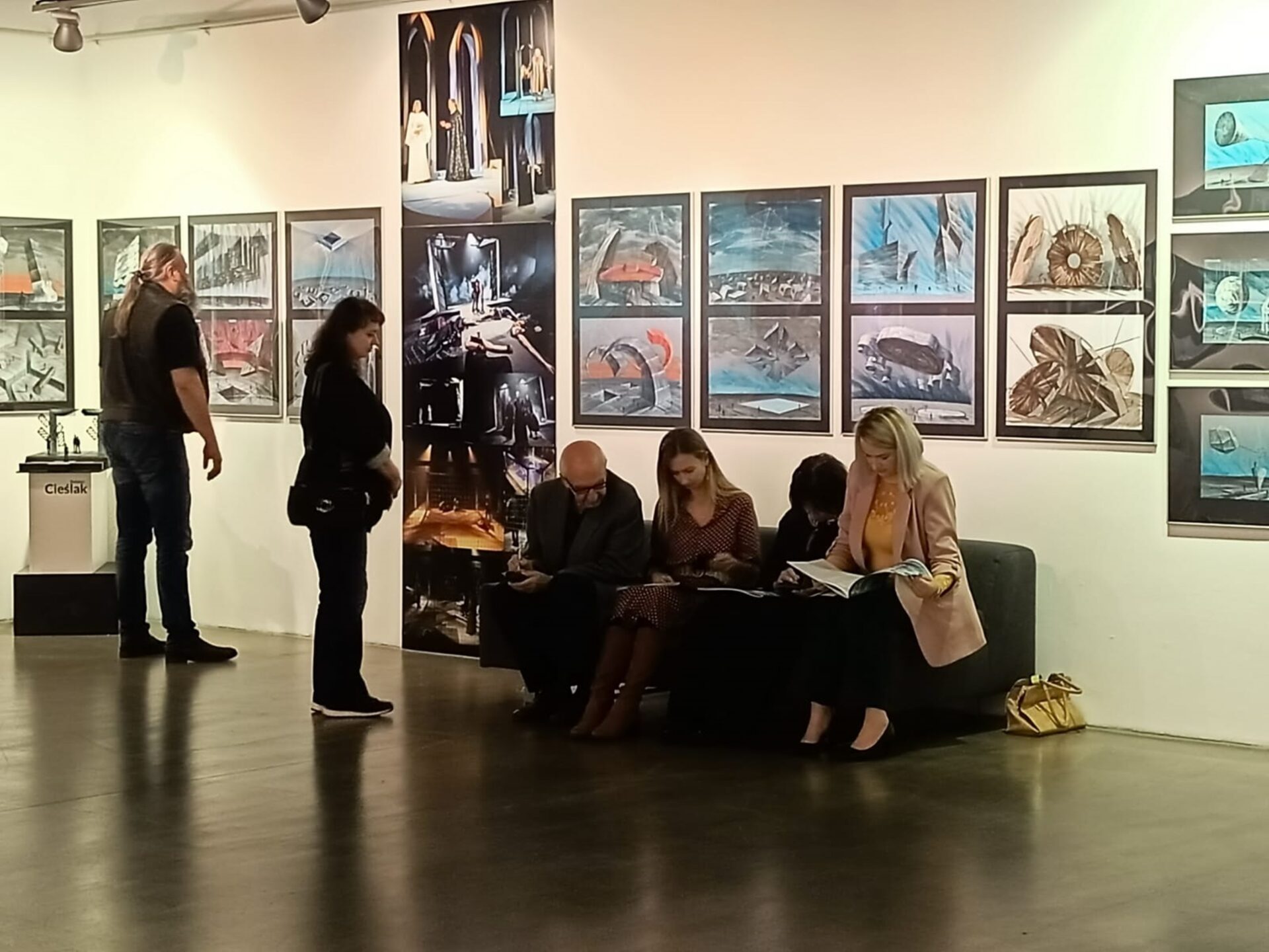 widok wystawy "BOHDAN CIEŚLAK. SFERY" / wystawa indywidualna: 105 rysunków w technikach mieszanych o wymiarach arkuszy A2, A3, A4 oraz 6 przestrzennych modeli scenograficznych w skali / kurator: Wojciech Łuka / XLIX edycja Tyskich Spotkań Teatralnych / Miejska Galeria Sztuki OBOK w Tychach (2023)