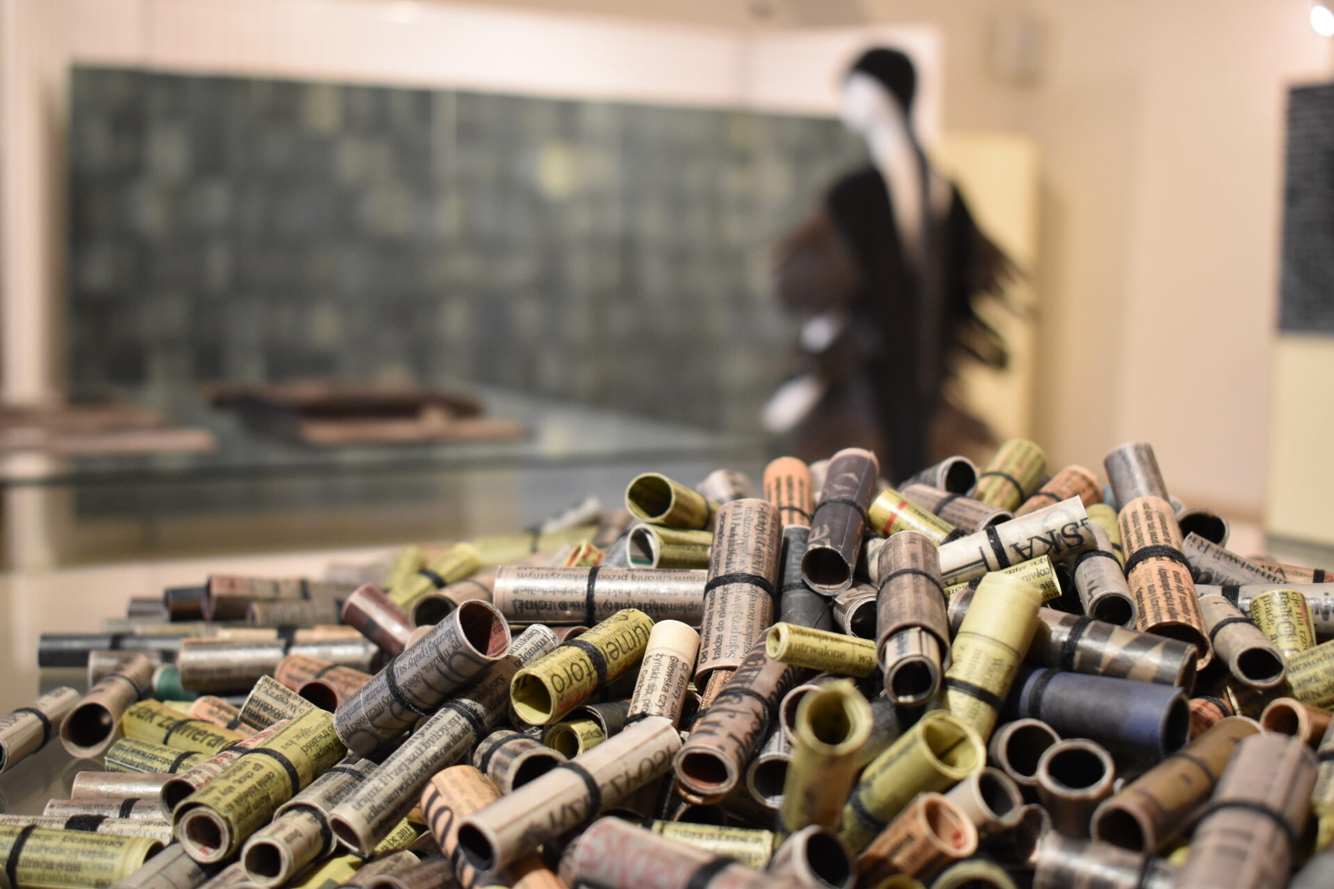 E. Mróz-Pacholczyk ,,KARTA [W] PAMIĘCI. CZŁOWIEK JAKO NOŚNIK”, wystawa indywidualna w ramach ,,Dni Kultury Polskiej w Brnie” / zaprezentowano 17 prac wykonanych w technikach własnych: obrazy, obiekty, formy ubioru / Galeria Krużganek Nowego Ratusza, Brno, Czechy (2025)