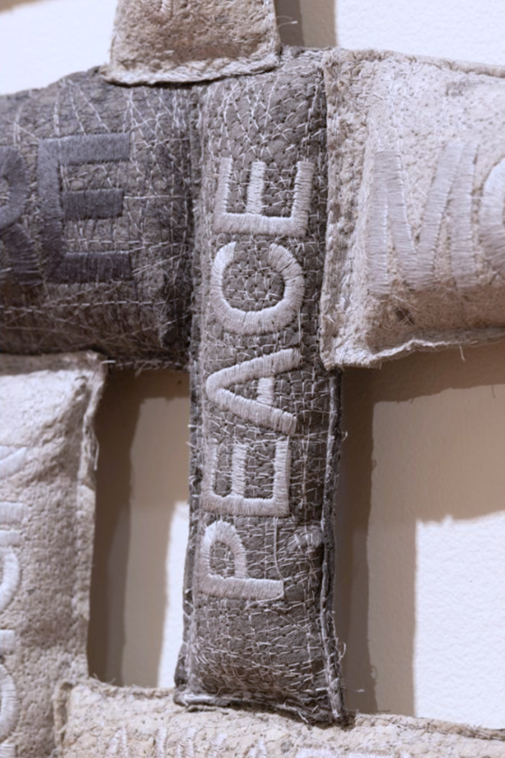 E. Cios-Jonas ,,STITCH FOR FUTURE” / ubiór unikatowy oraz obiekt-rekwizyt/ papier czerpany i nici celulozowe/ gala międzynarodowego konkursu Paper on Skin 2024/ Paranaple Arts Centre - Gala and Award Presentation/ Devonport, Tasmania, Australia (2024)