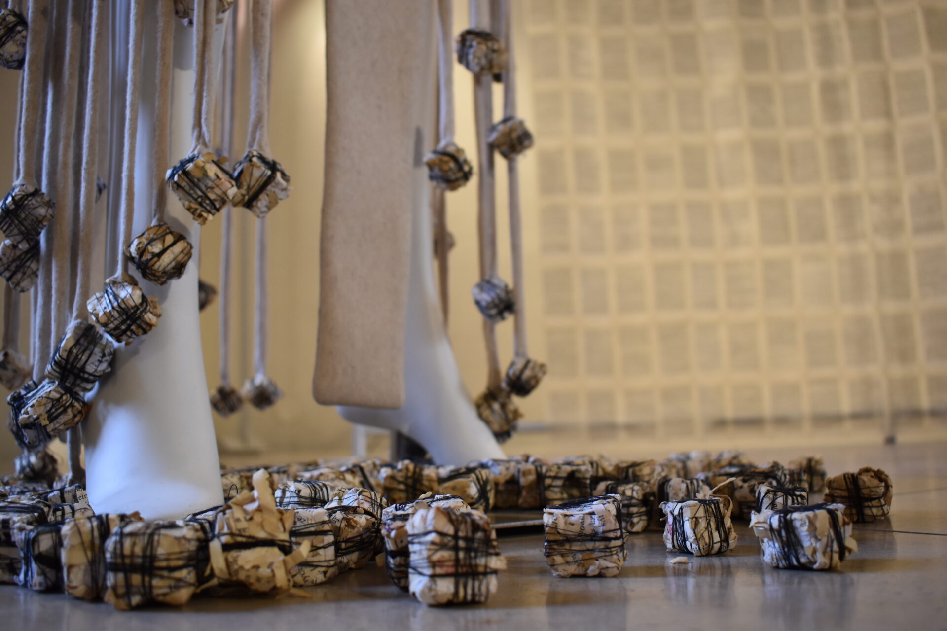 E. Mróz-Pacholczyk ,,KARTA [W] PAMIĘCI. CZŁOWIEK JAKO NOŚNIK”, wystawa indywidualna w ramach ,,Dni Kultury Polskiej w Brnie” / zaprezentowano 17 prac wykonanych w technikach własnych: obrazy, obiekty, formy ubioru / Galeria Krużganek Nowego Ratusza, Brno, Czechy (2025)