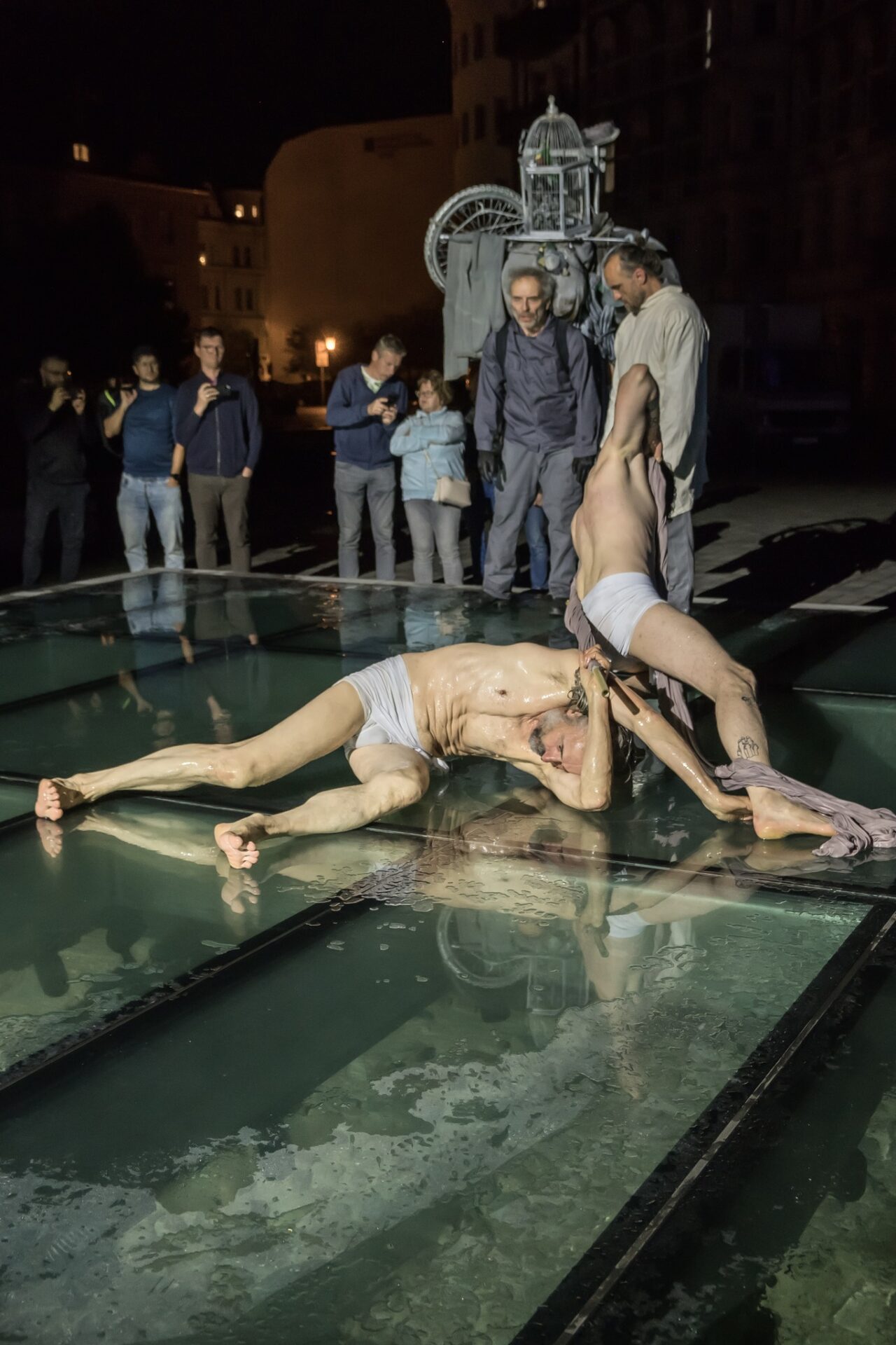 T. Ryszczyński ,,STRACONY SEN” / projekt scenografii do spektaklu Teatru Ósmego Dnia / prezentacja w ramach Festiwalu Teatrów Ulicznych OFF: PREMIERY/PREZENTACJE 2024 / Plac Kolegiacki w Poznaniu 2024 (fot. Zdzisław Orłowski)