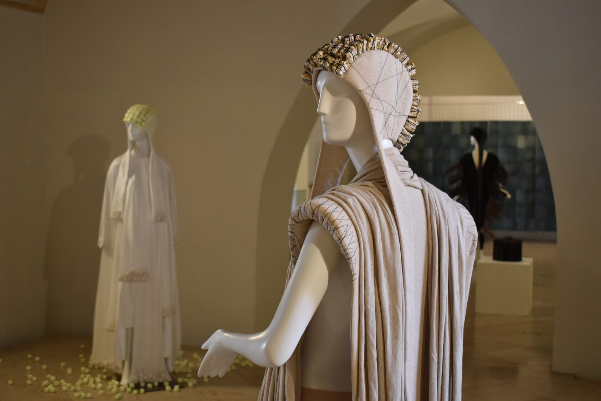 E. Mróz-Pacholczyk ,,KARTA [W] PAMIĘCI. CZŁOWIEK JAKO NOŚNIK”, wystawa indywidualna w ramach ,,Dni Kultury Polskiej w Brnie” / zaprezentowano 17 prac wykonanych w technikach własnych: obrazy, obiekty, formy ubioru / Galeria Krużganek Nowego Ratusza, Brno, Czechy (2025)