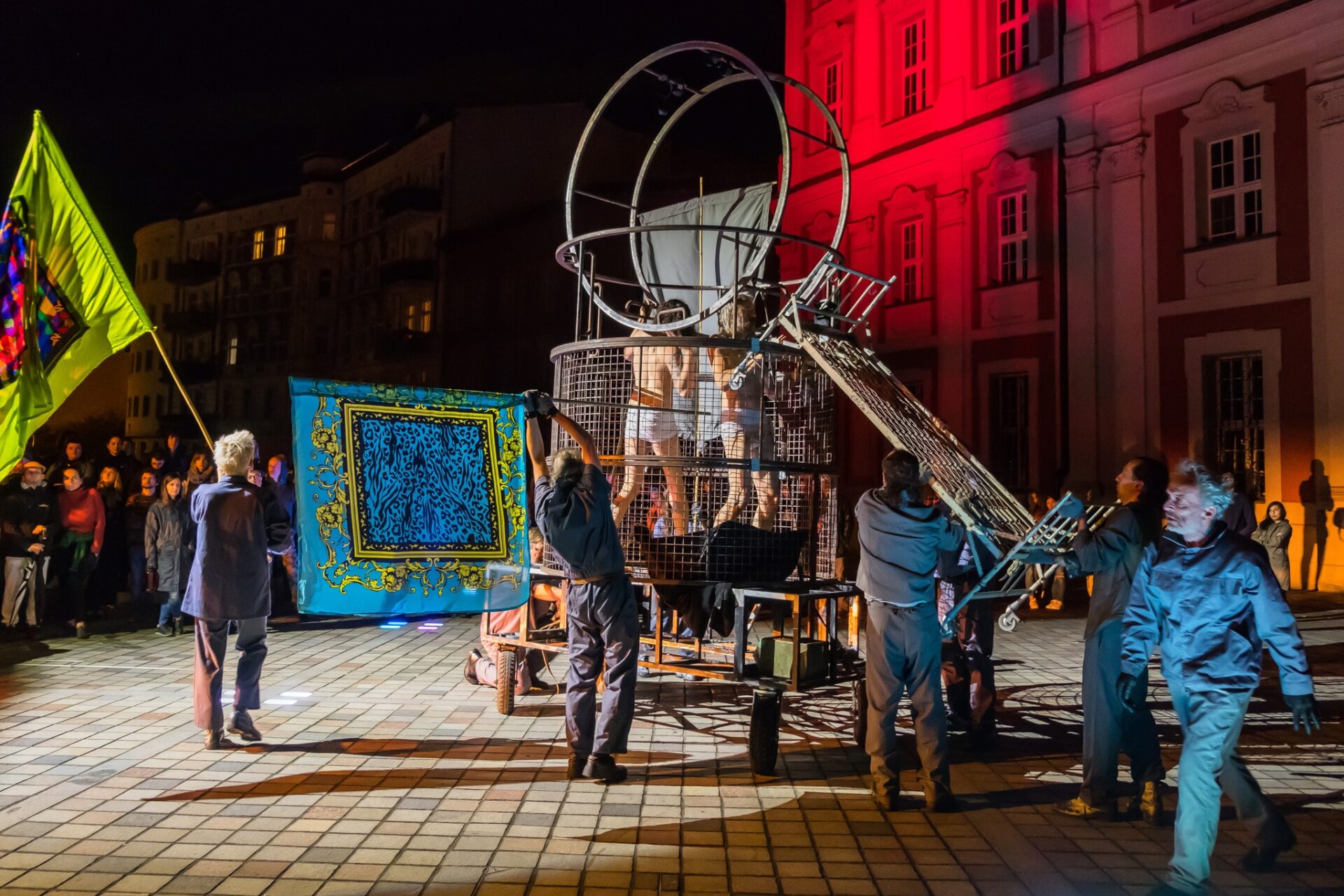 T. Ryszczyński ,,STRACONY SEN” / projekt scenografii do spektaklu Teatru Ósmego Dnia / prezentacja w ramach Festiwalu Teatrów Ulicznych OFF: PREMIERY/PREZENTACJE 2024 / Plac Kolegiacki w Poznaniu 2024 (fot. Zdzisław Orłowski)