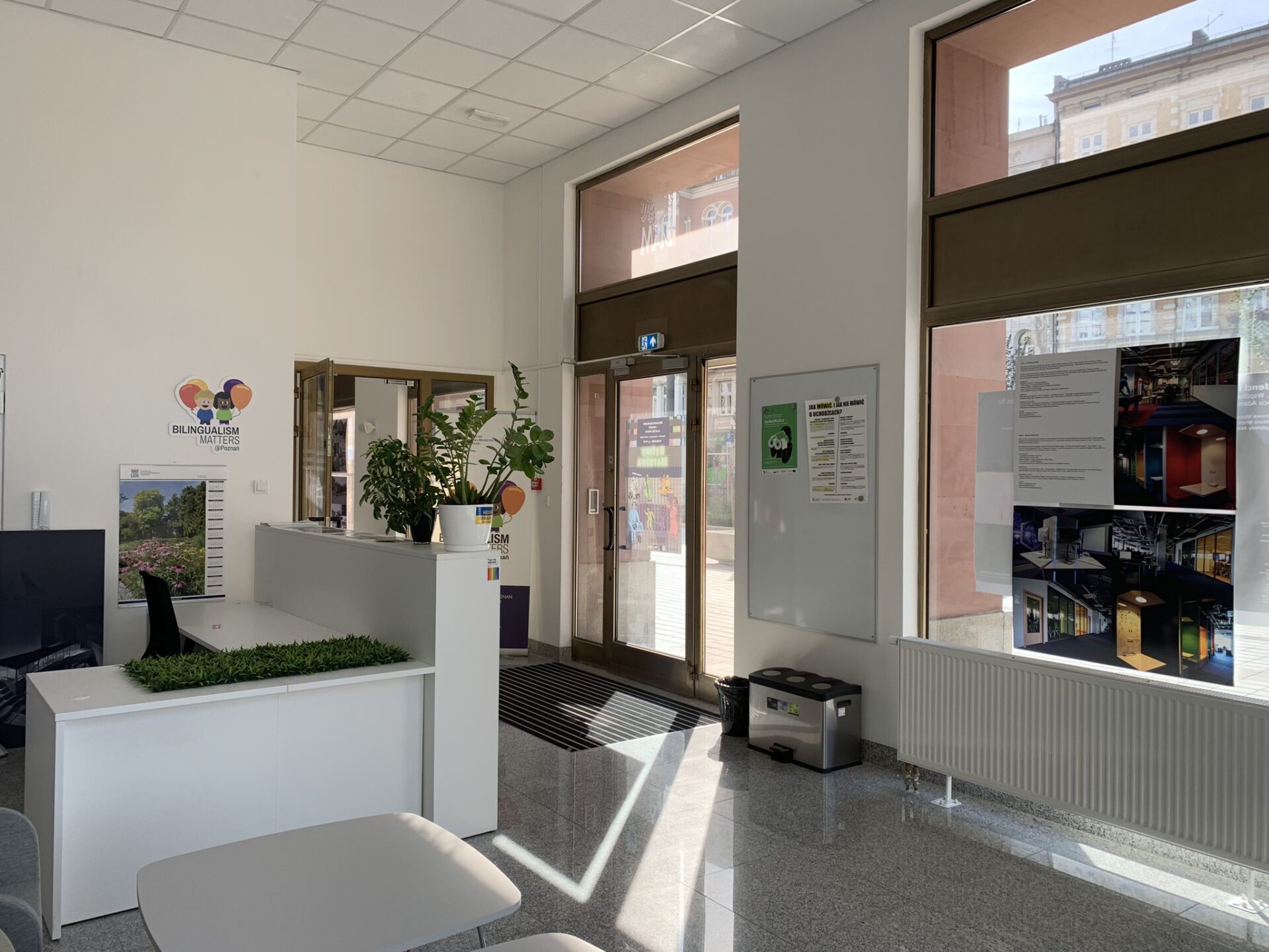 S. Nawój WELCOME CENTER/ częściowo zrealizowany projekt adaptacji wnętrz Uniwersytetu im. Adama Mickiewicza w Poznaniu na akademicki punkt kontaktowy dla studentów zagranicznych / Collegium Martineum, Poznań 2022 (wybrane wizualizacje projektowe i zdjęcia zrealizowanych wnętrz)