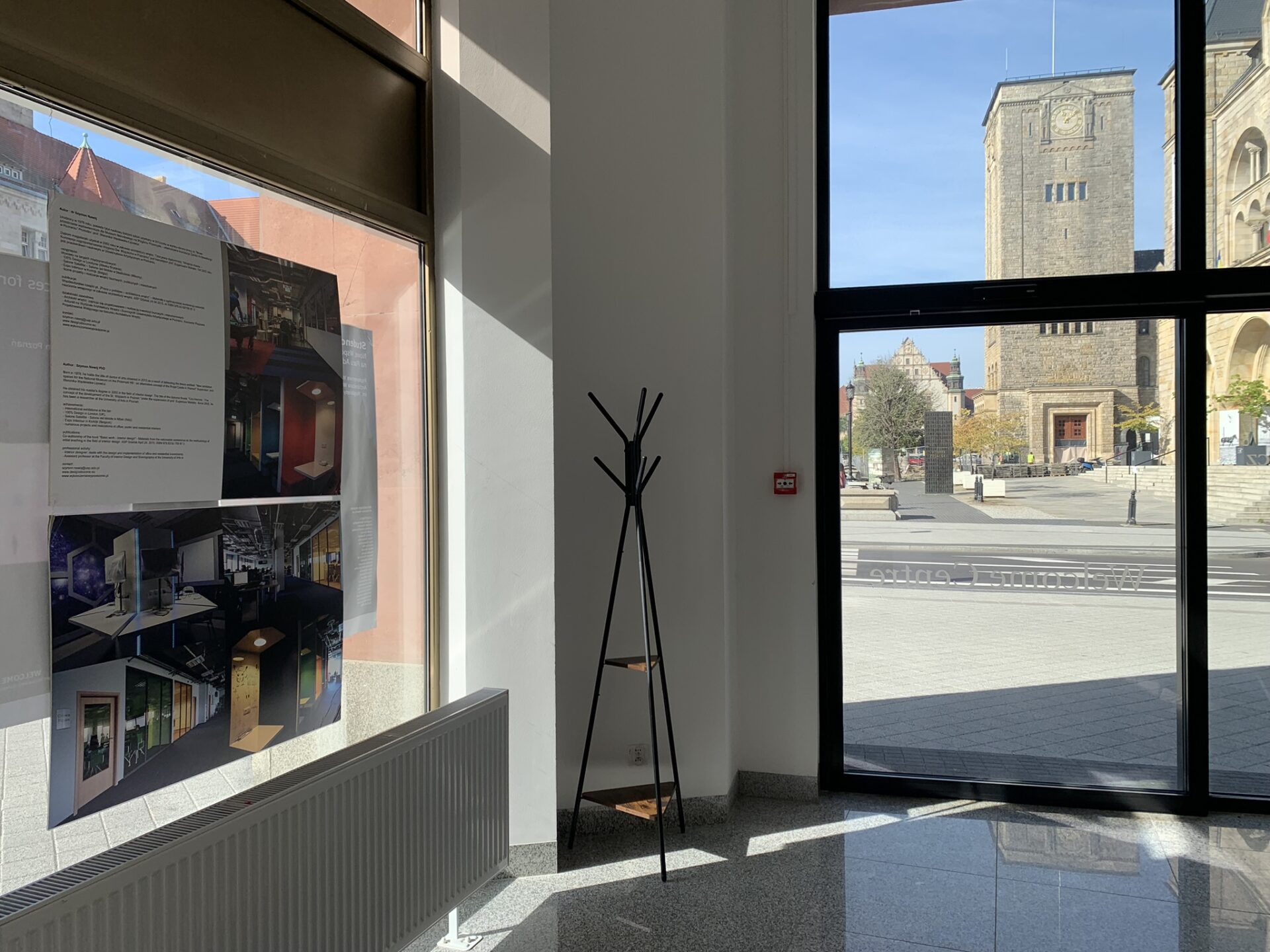 S. Nawój WELCOME CENTER/ częściowo zrealizowany projekt adaptacji wnętrz Uniwersytetu im. Adama Mickiewicza w Poznaniu na akademicki punkt kontaktowy dla studentów zagranicznych / Collegium Martineum, Poznań 2022 (wybrane wizualizacje projektowe i zdjęcia zrealizowanych wnętrz)