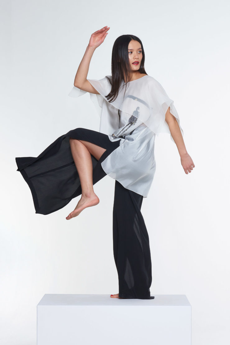 A. Regimowicz-Korytowska SLOW MOTION / kolekcja kilkunastu ubiorów, wykonanych z naturalnych tkanin jedwabnych / pokaz w ramach Gali Polskiej Mody/ Concordia Design, Poznań (2023) https://korytowska.pl/kolekcje/slow-motion/