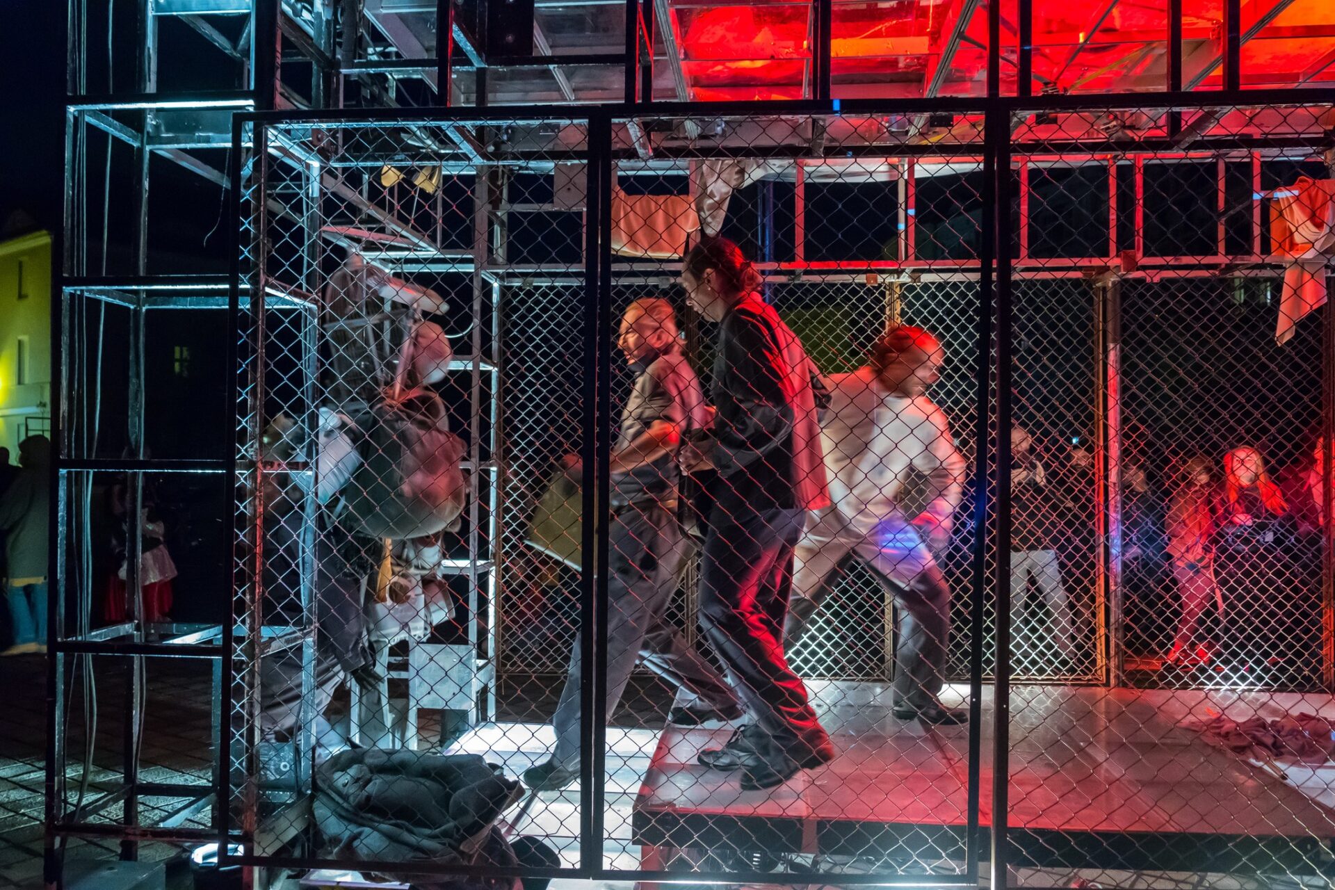 T. Ryszczyński ,,STRACONY SEN” / projekt scenografii do spektaklu Teatru Ósmego Dnia / prezentacja w ramach Festiwalu Teatrów Ulicznych OFF: PREMIERY/PREZENTACJE 2024 / Plac Kolegiacki w Poznaniu 2024 (fot. Zdzisław Orłowski)