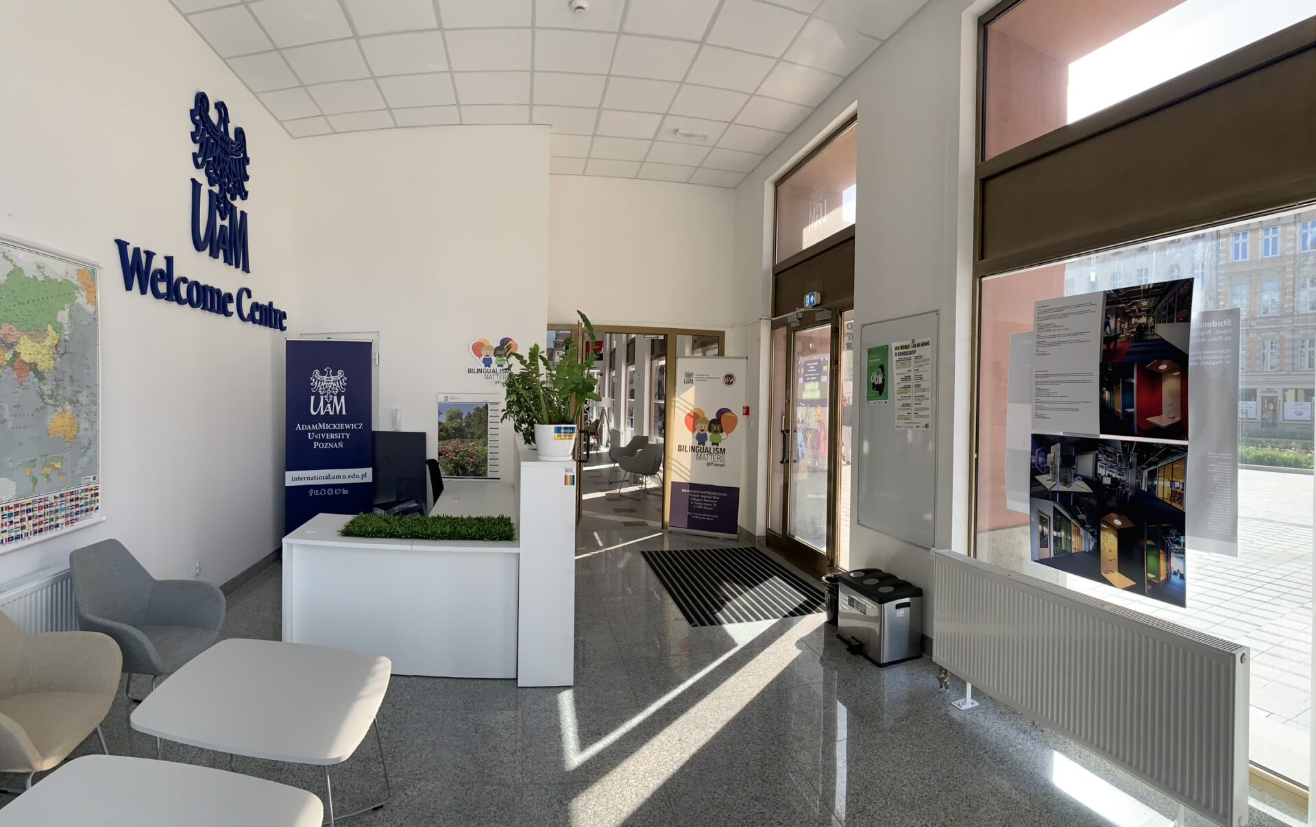 S. Nawój WELCOME CENTER/ częściowo zrealizowany projekt adaptacji wnętrz Uniwersytetu im. Adama Mickiewicza w Poznaniu na akademicki punkt kontaktowy dla studentów zagranicznych / Collegium Martineum, Poznań 2022 (wybrane wizualizacje projektowe i zdjęcia zrealizowanych wnętrz)