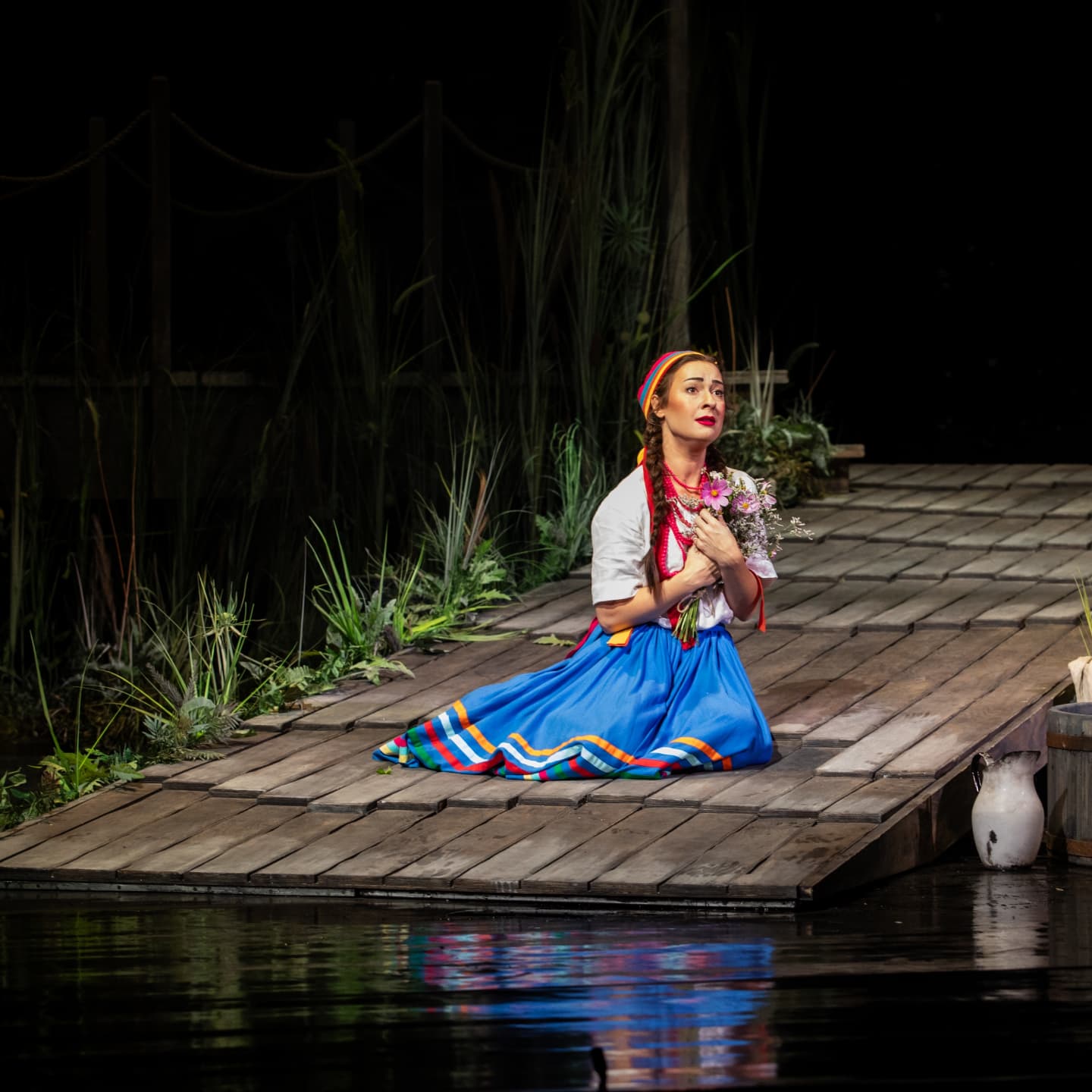 K. Grzeszczuk ,,FLIS” / projekty kostiumów i scenografii do spektaklu operowego Teatru Wielkiego w Poznaniu (reżyseria: Barbara Poll, kierownictwo muzyczne: Rafał Kłoczko )/ miejsce premiery: Teatr Polski w Poznaniu (otwarcie sezonu 2024/25 i II Festiwalu Moniuszki), Poznań