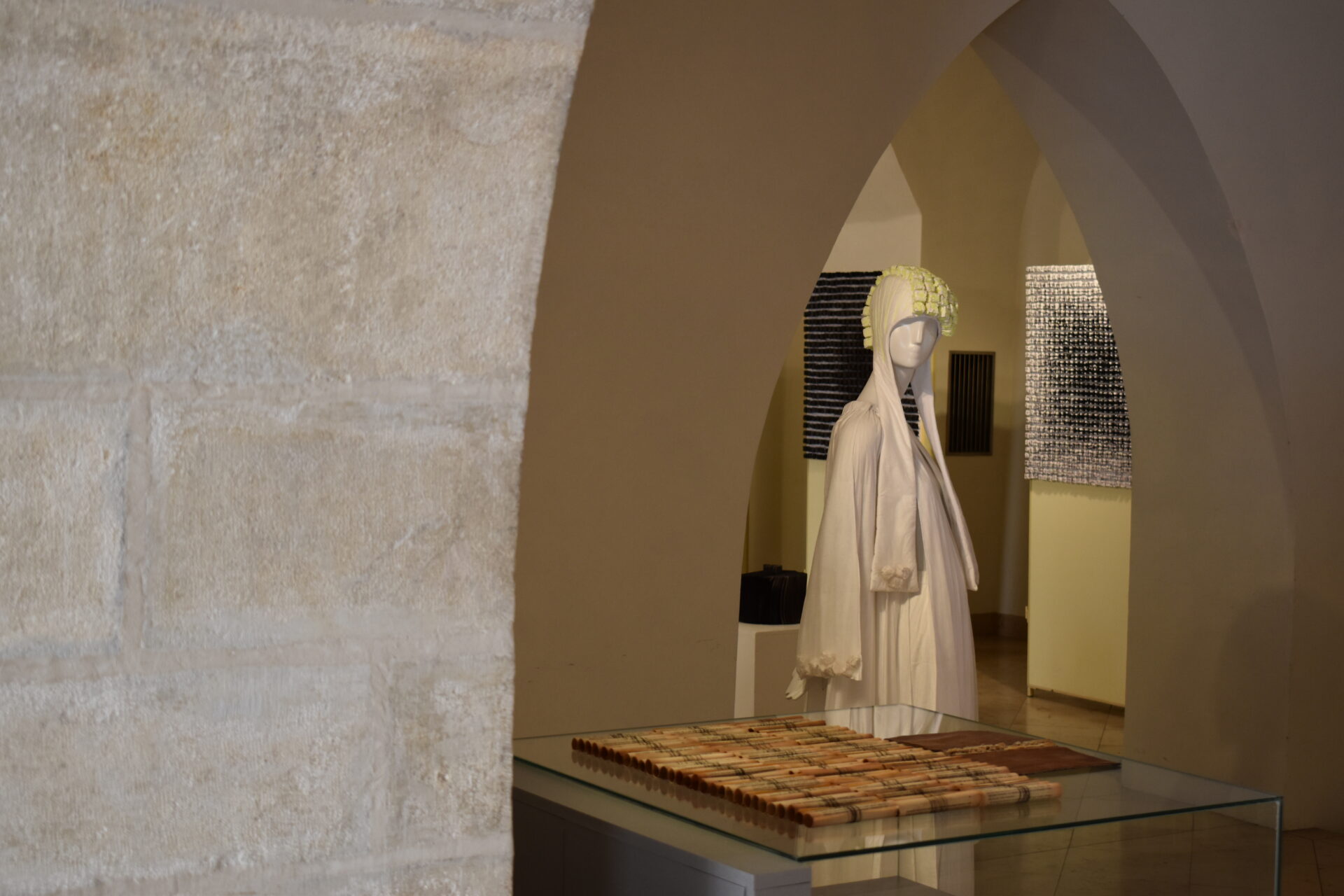 E. Mróz-Pacholczyk ,,KARTA [W] PAMIĘCI. CZŁOWIEK JAKO NOŚNIK”, wystawa indywidualna w ramach ,,Dni Kultury Polskiej w Brnie” / zaprezentowano 17 prac wykonanych w technikach własnych: obrazy, obiekty, formy ubioru / Galeria Krużganek Nowego Ratusza, Brno, Czechy (2025)