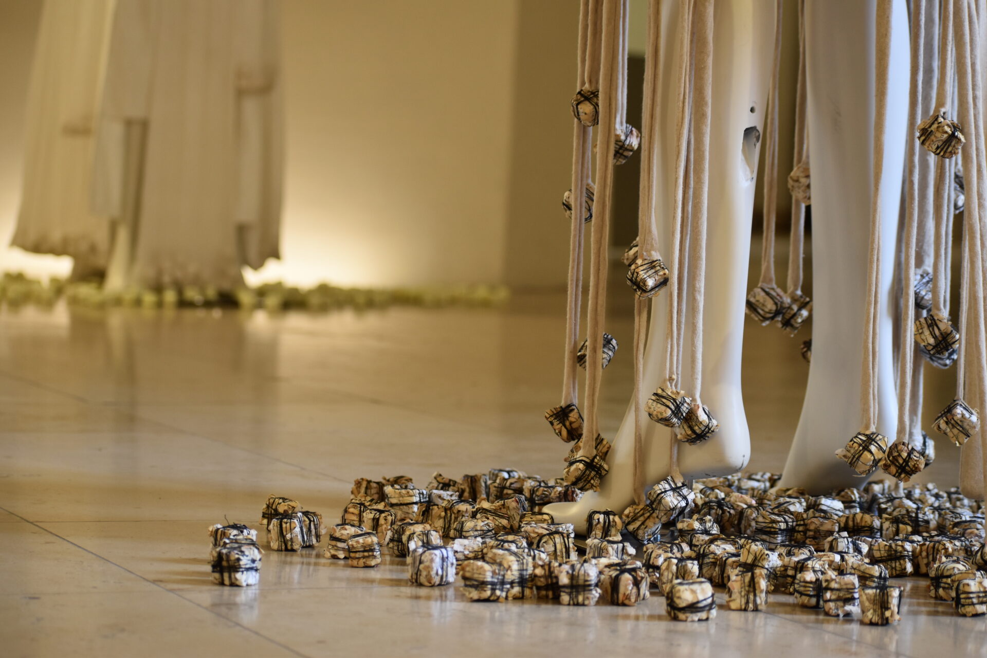 E. Mróz-Pacholczyk ,,KARTA [W] PAMIĘCI. CZŁOWIEK JAKO NOŚNIK”, wystawa indywidualna w ramach ,,Dni Kultury Polskiej w Brnie” / zaprezentowano 17 prac wykonanych w technikach własnych: obrazy, obiekty, formy ubioru / Galeria Krużganek Nowego Ratusza, Brno, Czechy (2025)