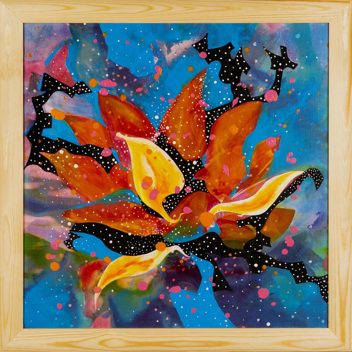 Egzotyczny kwiat na nierealnym tle nasyconych kolorów